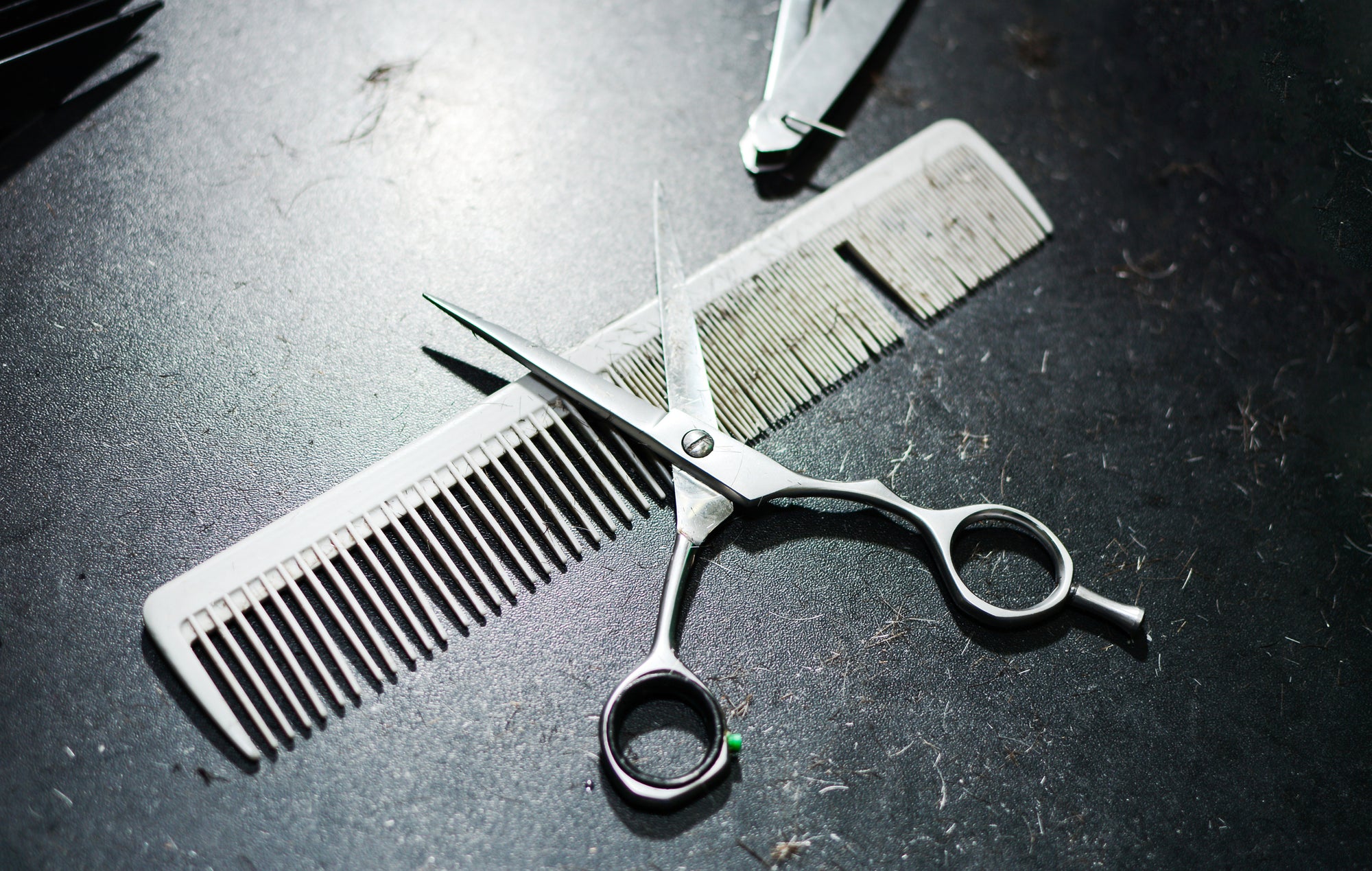 Cleaning and sanitizing your hairdressing scissors